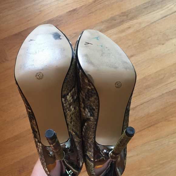 Snakeskin Worthington Heels - Picture 4 of 4